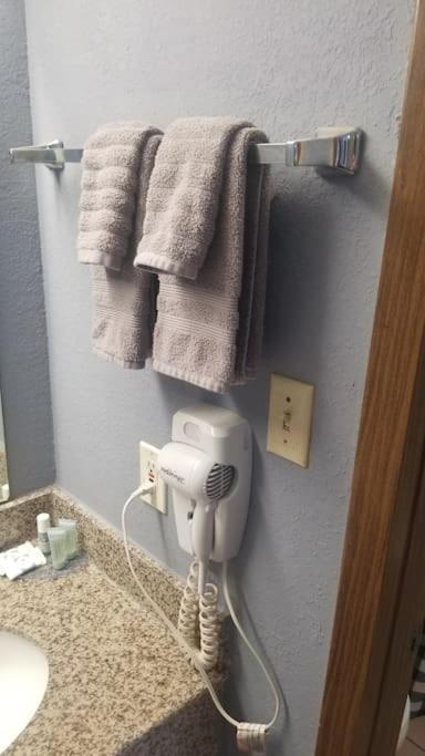 2 Queen Beds 229 Wi-fi Hot Tub Apartment *